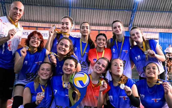 Equipe de Voleibol Adulto Feminino estreia com vitória fora de